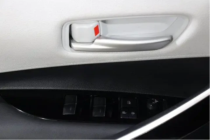 $20892 : Toyota Corolla Hatchback 202 image 7