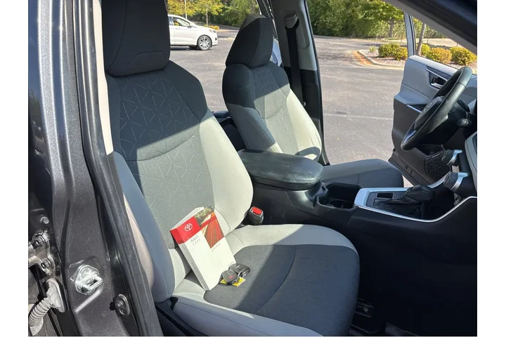 $30000 : Gold Certified2022 RAV4 XLE image 5