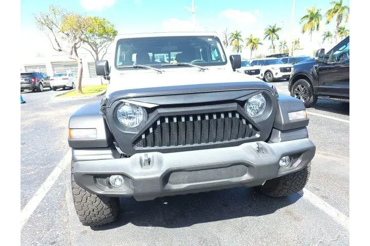 $27997 : Jeep Gladiator 2021 4x4 Spor image 2