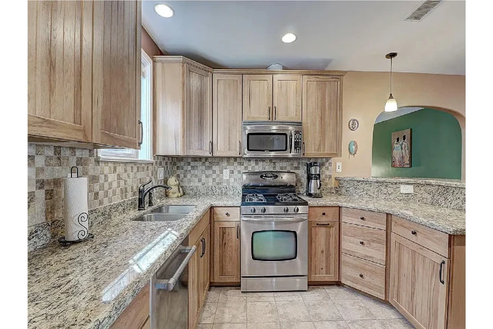 $1000 : Recently remodeled home image 4