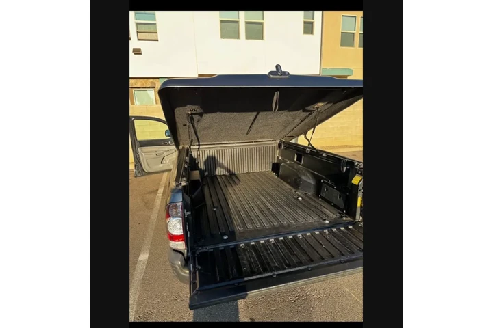 $9000 : Toyota Tacoma image 1