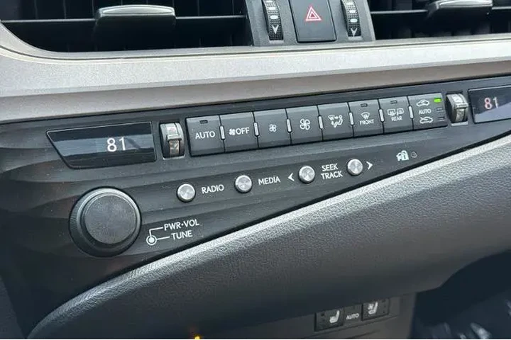 $25900 : Lexus ES 350 2019 4dr Sedan image 6