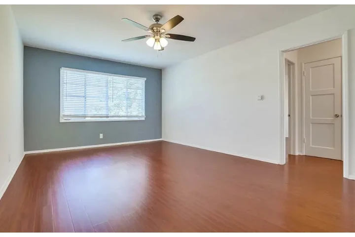 $1985 : 2 Bed apartment in Koreatown image 5