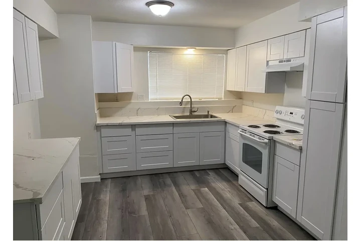 $1050 : Beautiful freshly painted home image 5