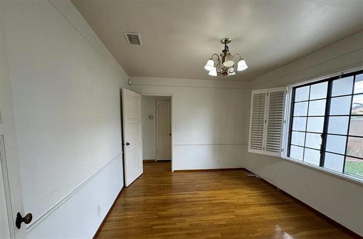 $2400 : Lovely Single-Family Home image 7