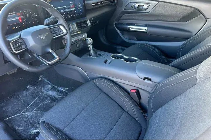 $32000 : Ford Mustang 2026 EcoBoost P image 7