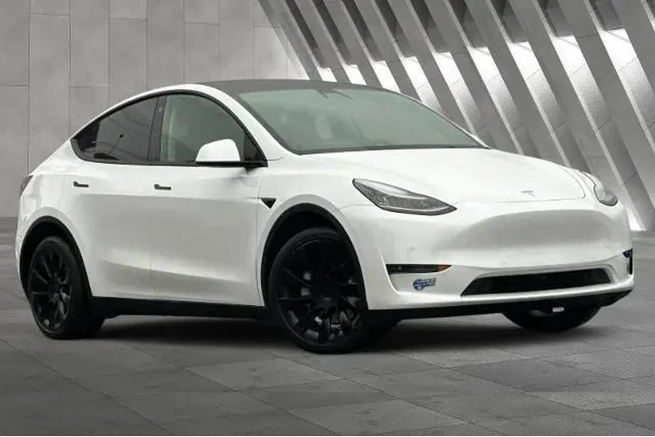 $28900 : Tesla Model Y 2021 AWD Long image 2