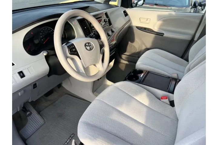 $9900 : 2012 Sienna LE 8-Passenger image 7