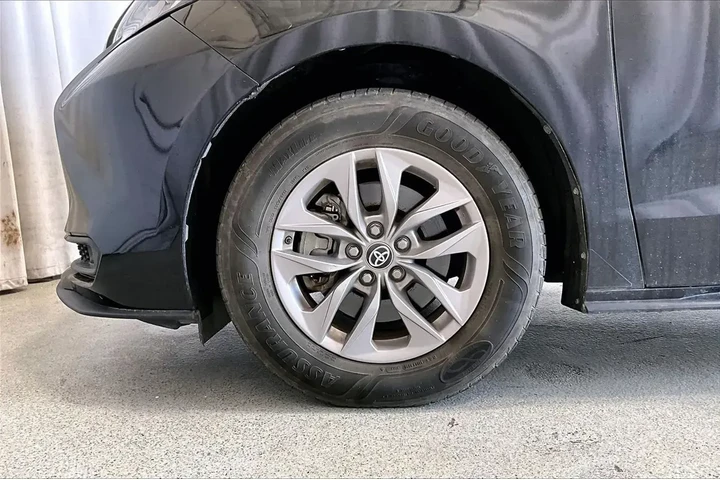 $31891 : Toyota Sienna 2022 LE 8-Pass image 6