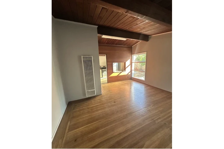 $900 : beautifully spacious home image 5