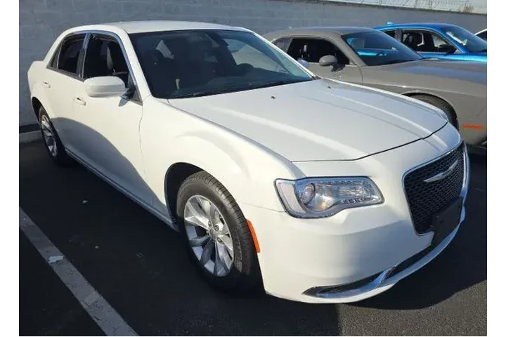 $25900 : Chrysler 300 2023 Touring 4d image 4