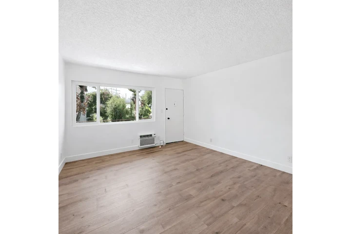 $2470 : 2.5x the rent minimum image 4