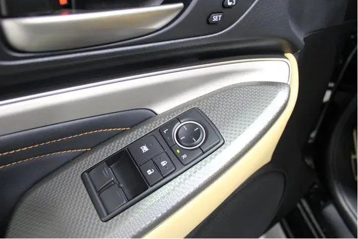 $29931 : Lexus RC 300 2018 AWD 2dr Co image 7