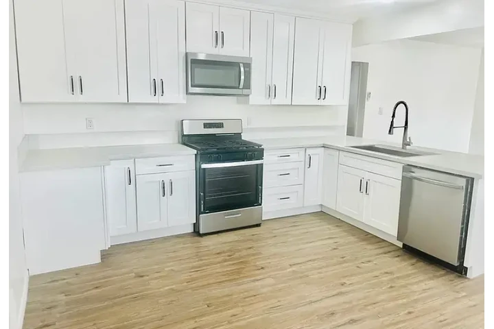 $2950 : DESCRIPTION 312 W 220th St, Ca image 1