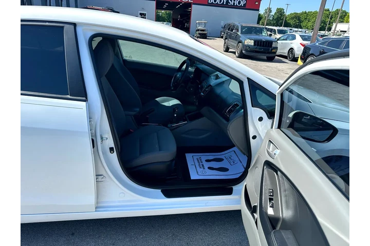 $9280 : 2017 Forte LX Manual image 9
