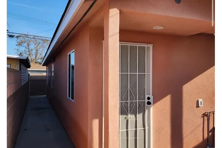 $1550 : Master bedroom 731 sq ft ADU image 1