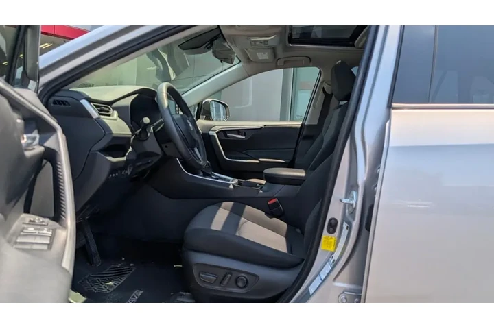 $30399 : 2021 RAV4 Hybrid XLE image 6