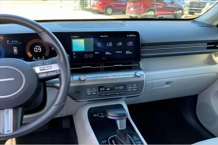 $20997 : Hyundai KONA 2025 AWD SEL 4d image 7