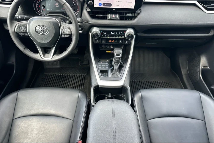 $33500 : Toyota RAV4 2023 AWD XLE Pre image 5