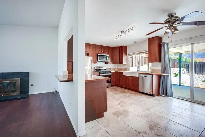 $1250 : Amplia casa disponible image 6