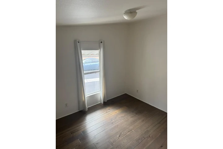$1100 : Rento cuarto en Anaheim image 6