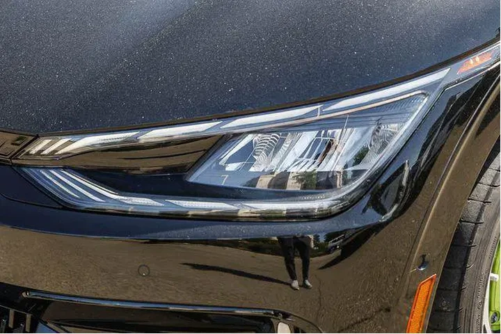 $29992 : Kia EV6 2023 AWD GT 4dr Cros image 8