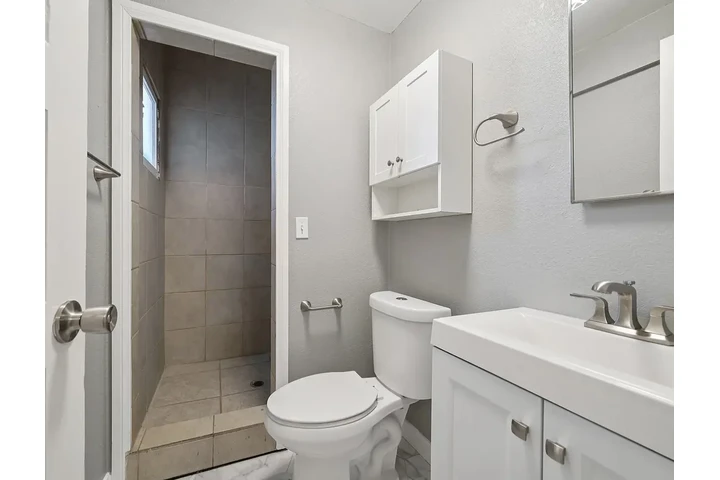 $1300 : Cozy, modern 2-bed, 2-bath sin image 8