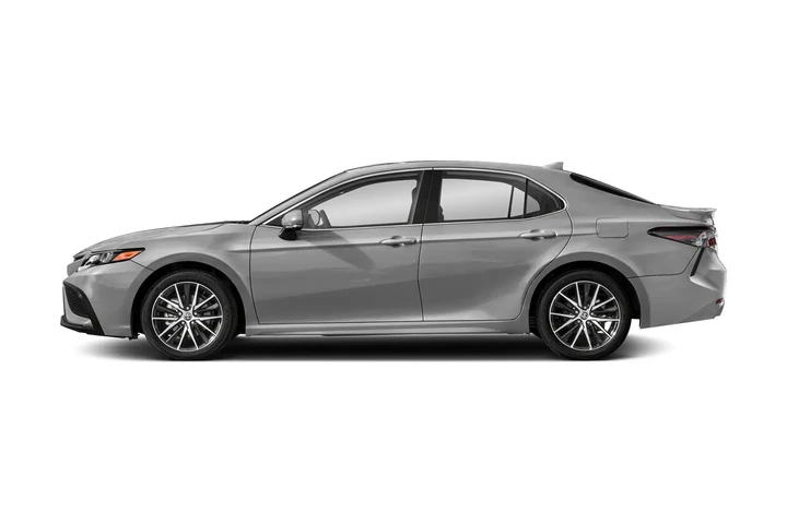 2023 Camry SE Sedan 4D image 3