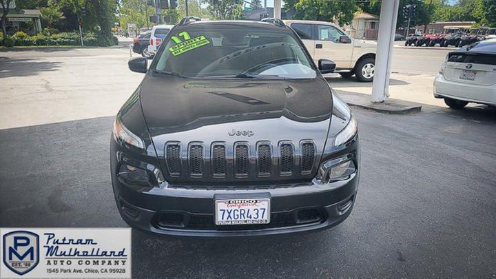 2017 Cherokee Sport Altitude image 3