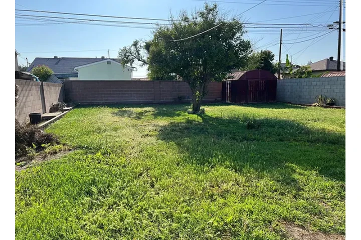 $1780 : 1,028 square foot house image 2