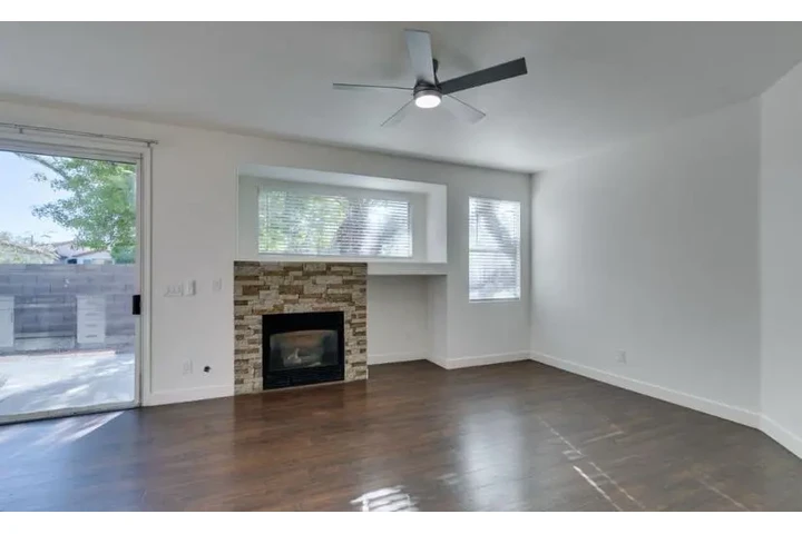 $1600 : 3 Bed 2bath Home in Winchester image 2