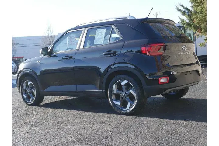 $17495 : Hyundai VENUE 2023 SEL 4dr C image 4