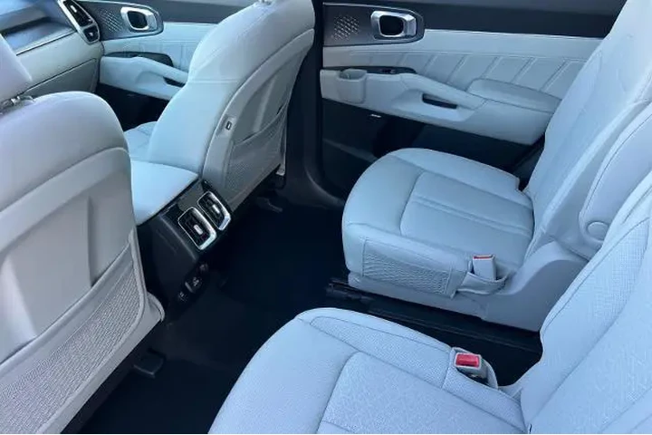 $34999 : Kia Sorento Plug-In Hybrid 2 image 4