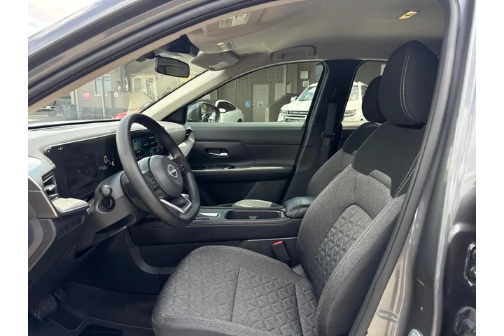 2025 Kicks SV 4WD image 7