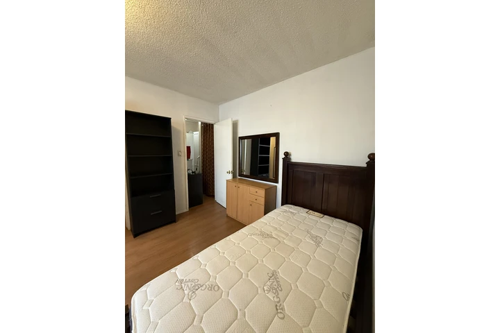 $800 : CUARTO AMUEBLADO para Mujer image 4