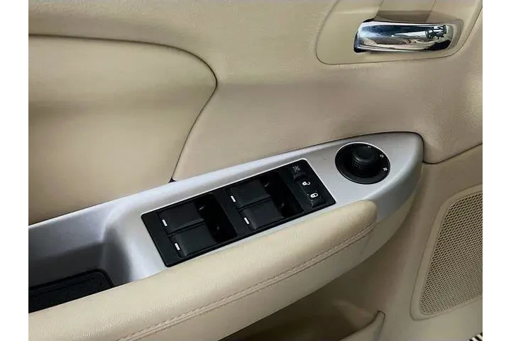 $12975 : Chrysler 200 2013 Limited 2d image 9