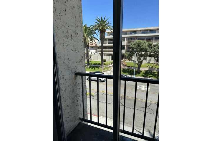 Glass cleaning house image 7