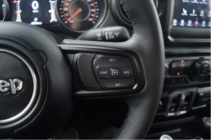 $26500 : Jeep Wrangler 2023 4x4 Sport image 5