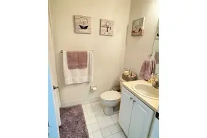 $1100 : RENTA HABITACION DORAL (DAMA) image 6