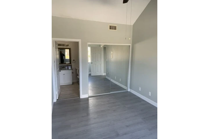 $1400 : 1Bed 1Bath Apt in South LA image 6