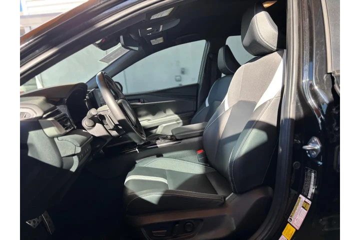 2025 Camry SE image 7