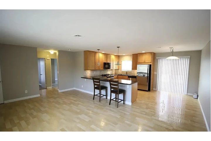 $980 : 2 bedrooms  stainless steel image 4