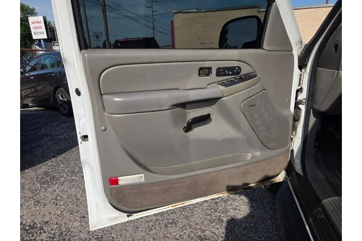 $3500 : 2005 Avalanche 1500 LS image 7