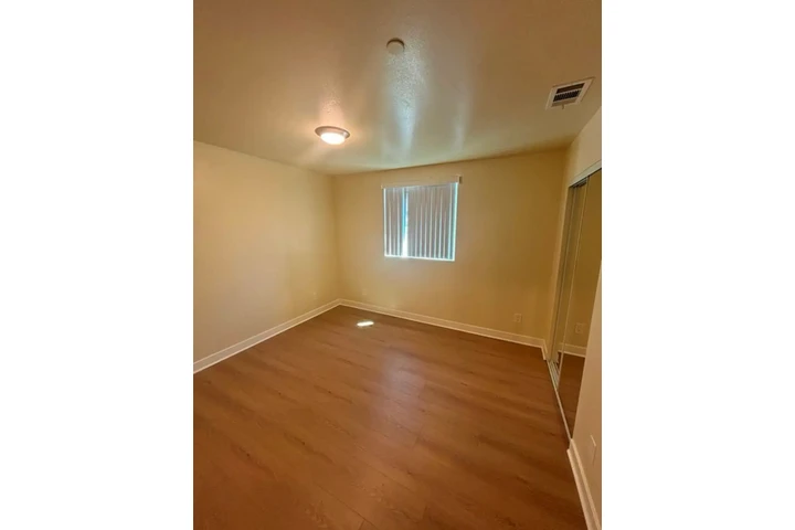 $2300 : 3 Bedroom 2bath in South Gate image 5