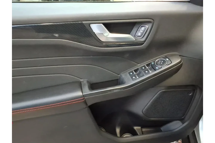 $27642 : Ford Escape 2023 ST-Line 4dr image 9