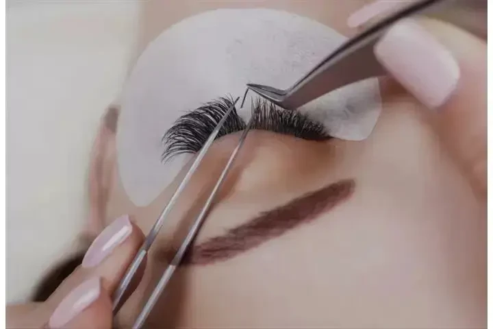 BUSCAMOS MANICURISTAS EN LA. image 3