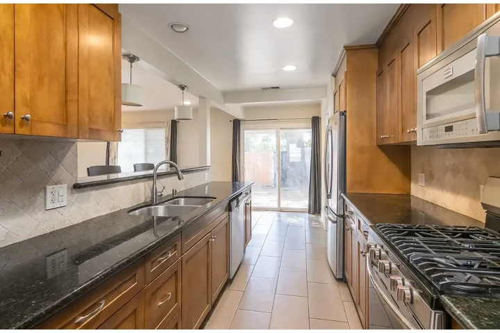 $2750 : 3 bedroom house available image 9