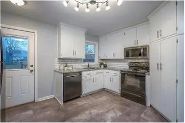 $950 : Rental property with 2 bedro image 7