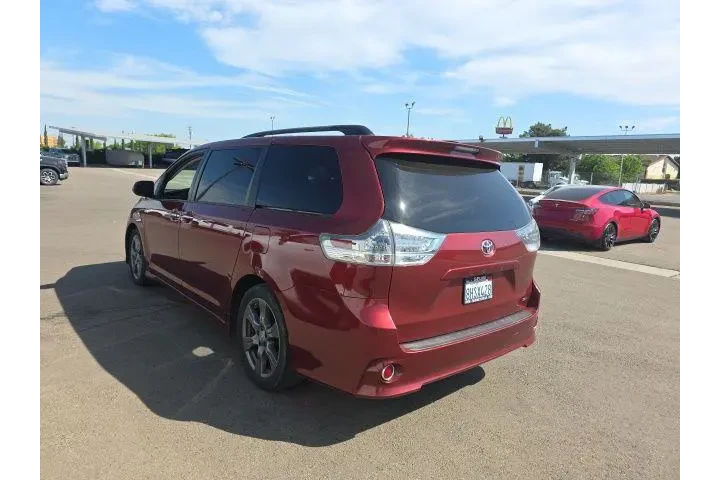 $23500 : Toyota Sienna 2017 SE 8-Pass image 4