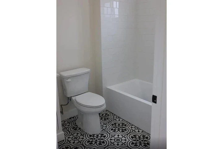 $2100 : 3Bed 2Bath Apt in LA for rent image 9